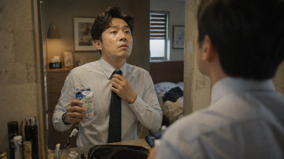 아침 식사 대용으로 우유를 먹는 직장인